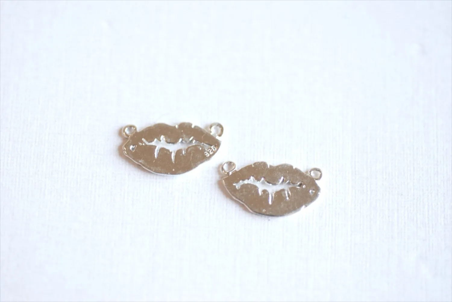 Sterling Silver Lip Connector Charm- 925 Silver Stamp Lip Charm Link Spacer, Silver xoxo lip mark charm, Lipstick Charm, Kiss Mark charm,289